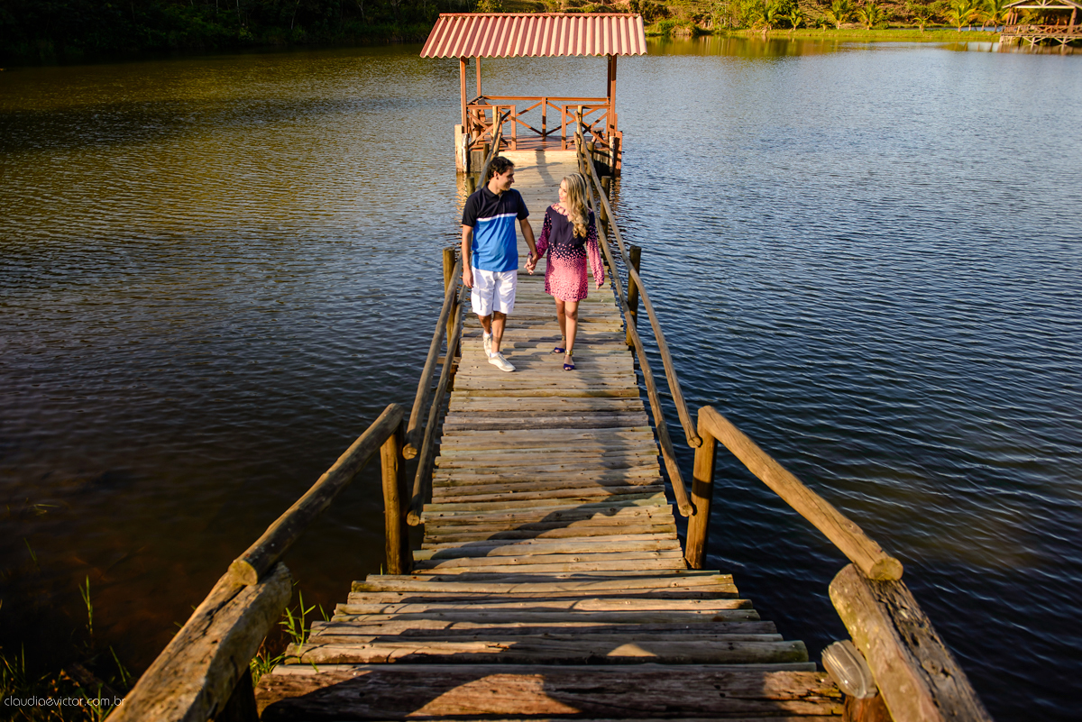 Realizado em um sítio em Anchieta por fotógrafos de casamento em Vila Velha fotógrafos de casamento em Vitória fotógrafos de casamento em Serra. Local lindo, com belas paisagens, onde fotografamos um casal feliz pelo casamento que se aproxima.