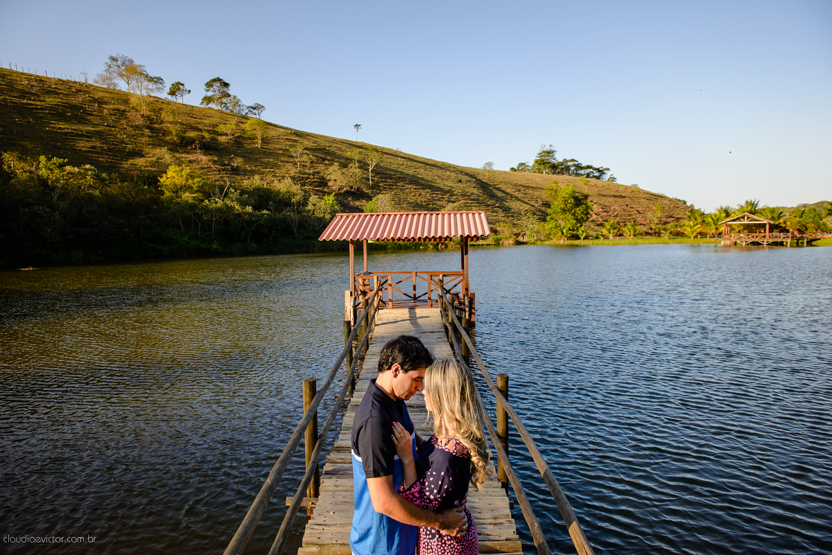 Realizado em um sítio em Anchieta por fotógrafos de casamento em Vila Velha fotógrafos de casamento em Vitória fotógrafos de casamento em Serra. Local lindo, com belas paisagens, onde fotografamos um casal feliz pelo casamento que se aproxima.