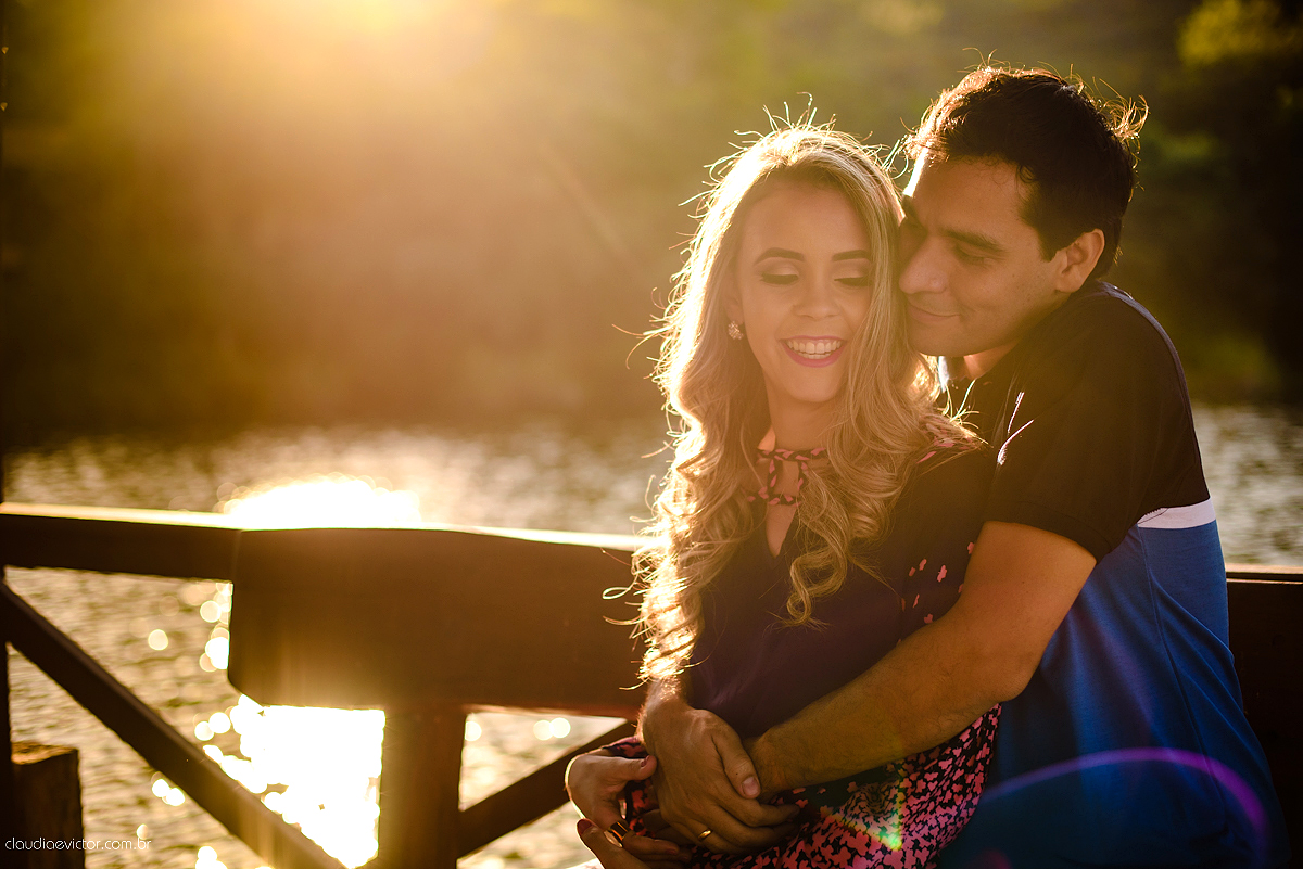 Realizado em um sítio em Anchieta por fotógrafos de casamento em Vila Velha fotógrafos de casamento em Vitória fotógrafos de casamento em Serra. Local lindo, com belas paisagens, onde fotografamos um casal feliz pelo casamento que se aproxima.