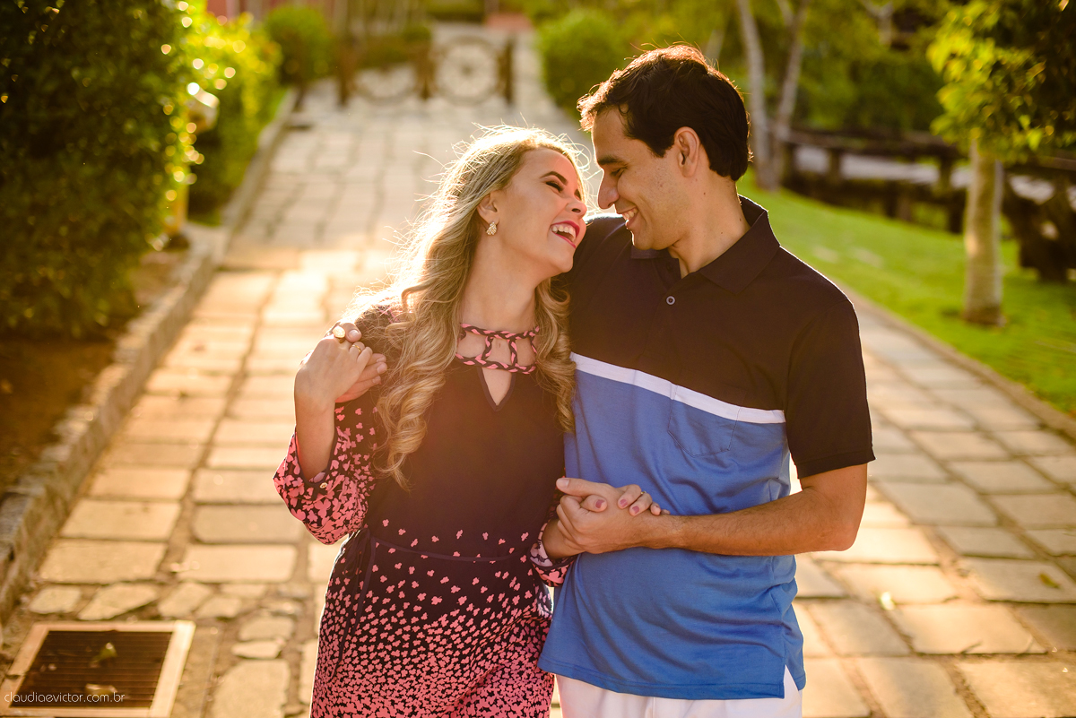 Realizado em um sítio em Anchieta por fotógrafos de casamento em Vila Velha fotógrafos de casamento em Vitória fotógrafos de casamento em Serra. Local lindo, com belas paisagens, onde fotografamos um casal feliz pelo casamento que se aproxima.