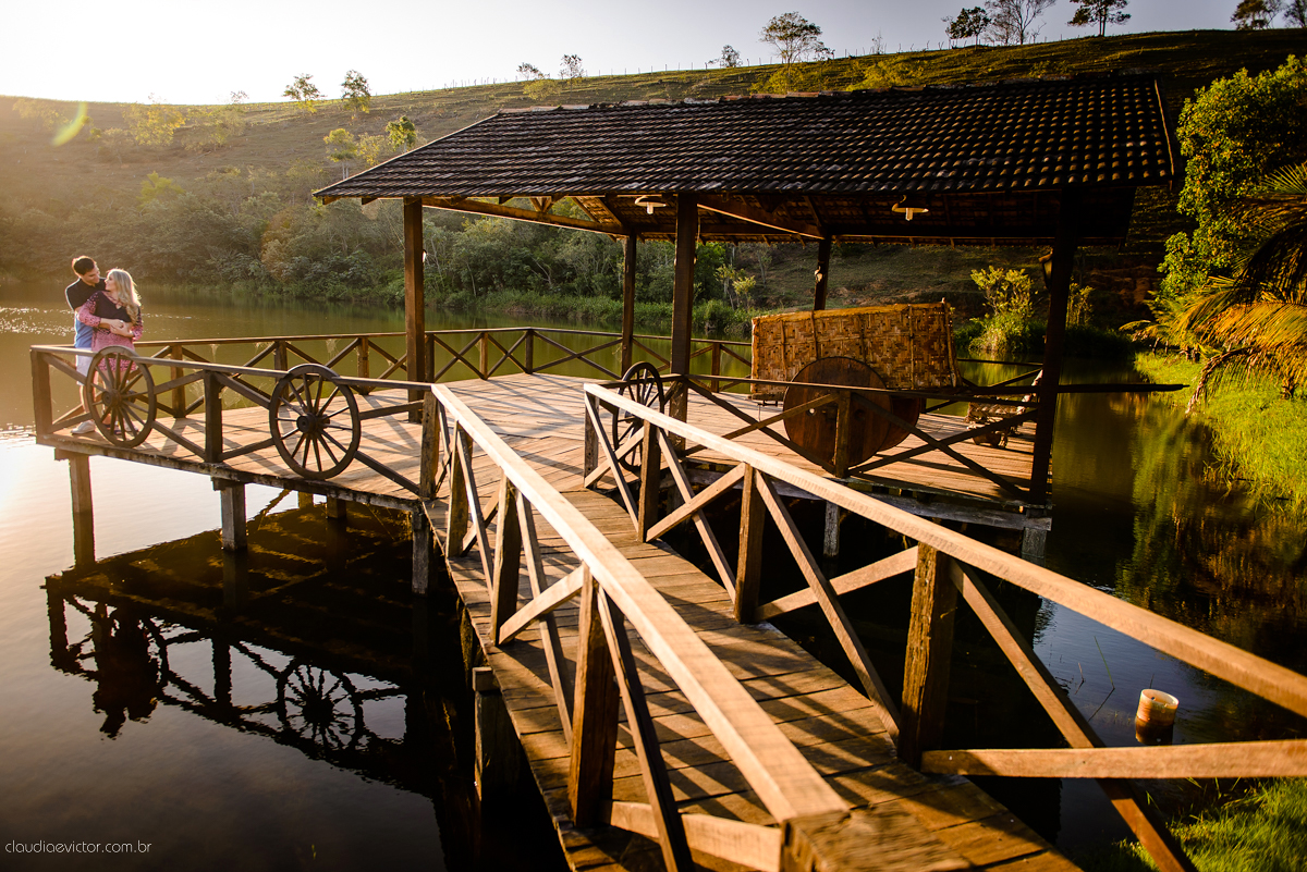 Realizado em um sítio em Anchieta por fotógrafos de casamento em Vila Velha fotógrafos de casamento em Vitória fotógrafos de casamento em Serra. Local lindo, com belas paisagens, onde fotografamos um casal feliz pelo casamento que se aproxima.