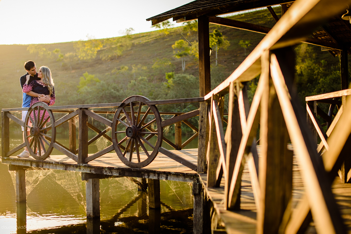 Realizado em um sítio em Anchieta por fotógrafos de casamento em Vila Velha fotógrafos de casamento em Vitória fotógrafos de casamento em Serra. Local lindo, com belas paisagens, onde fotografamos um casal feliz pelo casamento que se aproxima.