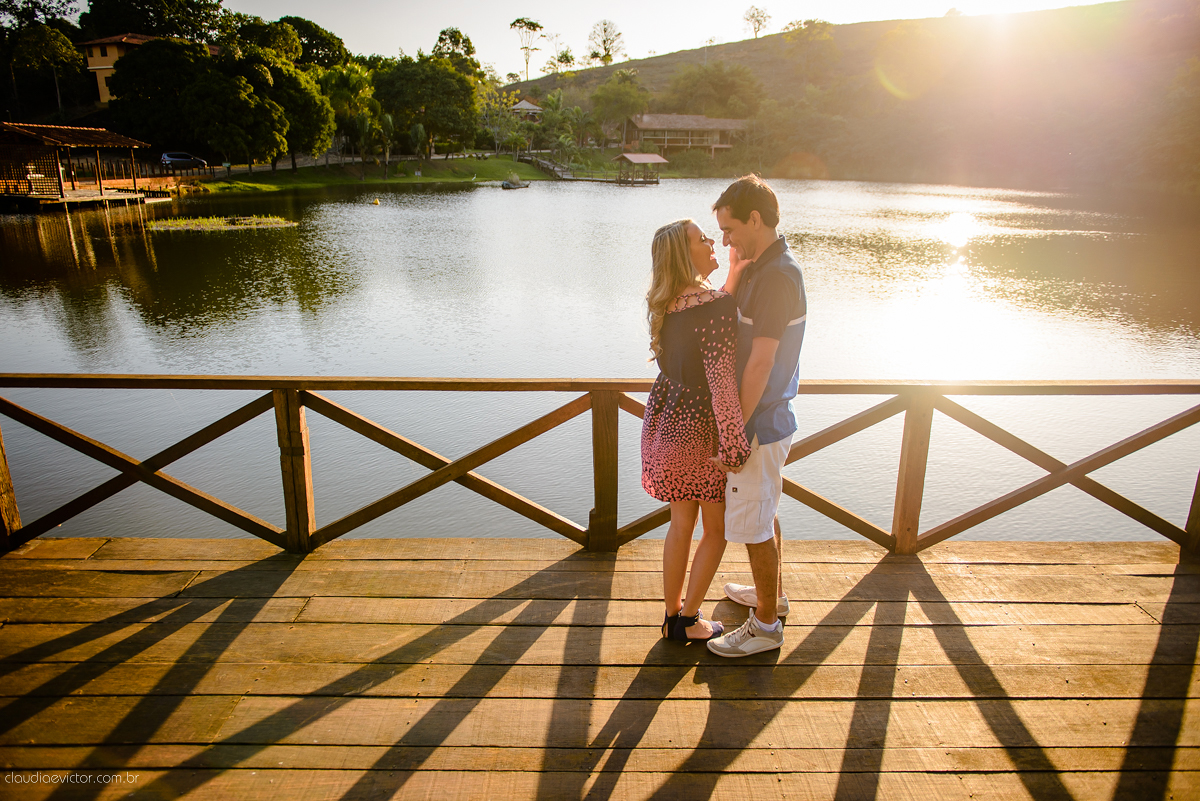 Realizado em um sítio em Anchieta por fotógrafos de casamento em Vila Velha fotógrafos de casamento em Vitória fotógrafos de casamento em Serra. Local lindo, com belas paisagens, onde fotografamos um casal feliz pelo casamento que se aproxima.