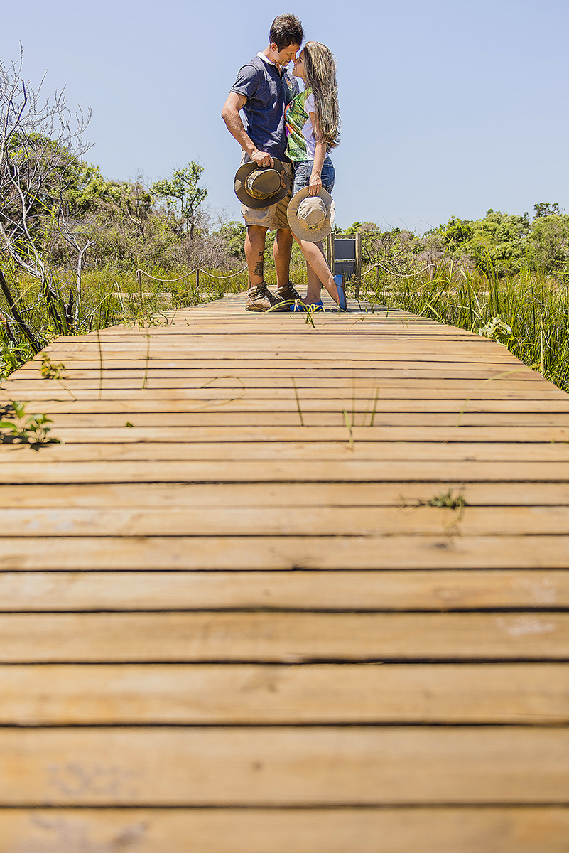 Ensaio casal pré casamento divertido com roupas de palhaço e circo fotógrafos de casamento Vila Velha fotógrafos de casamento Vitória fotógrafos de casamento Serra Espírito Santo ES