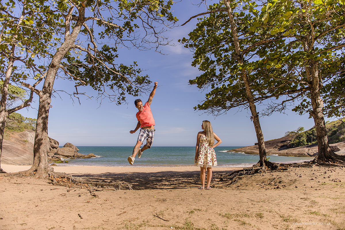 Ensaio casal pré casamento divertido com roupas de palhaço e circo fotógrafos de casamento Vila Velha fotógrafos de casamento Vitória fotógrafos de casamento Serra Espírito Santo ES