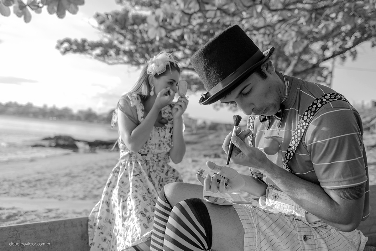 Ensaio casal pré casamento divertido com roupas de palhaço e circo fotógrafos de casamento Vila Velha fotógrafos de casamento Vitória fotógrafos de casamento Serra Espírito Santo ES