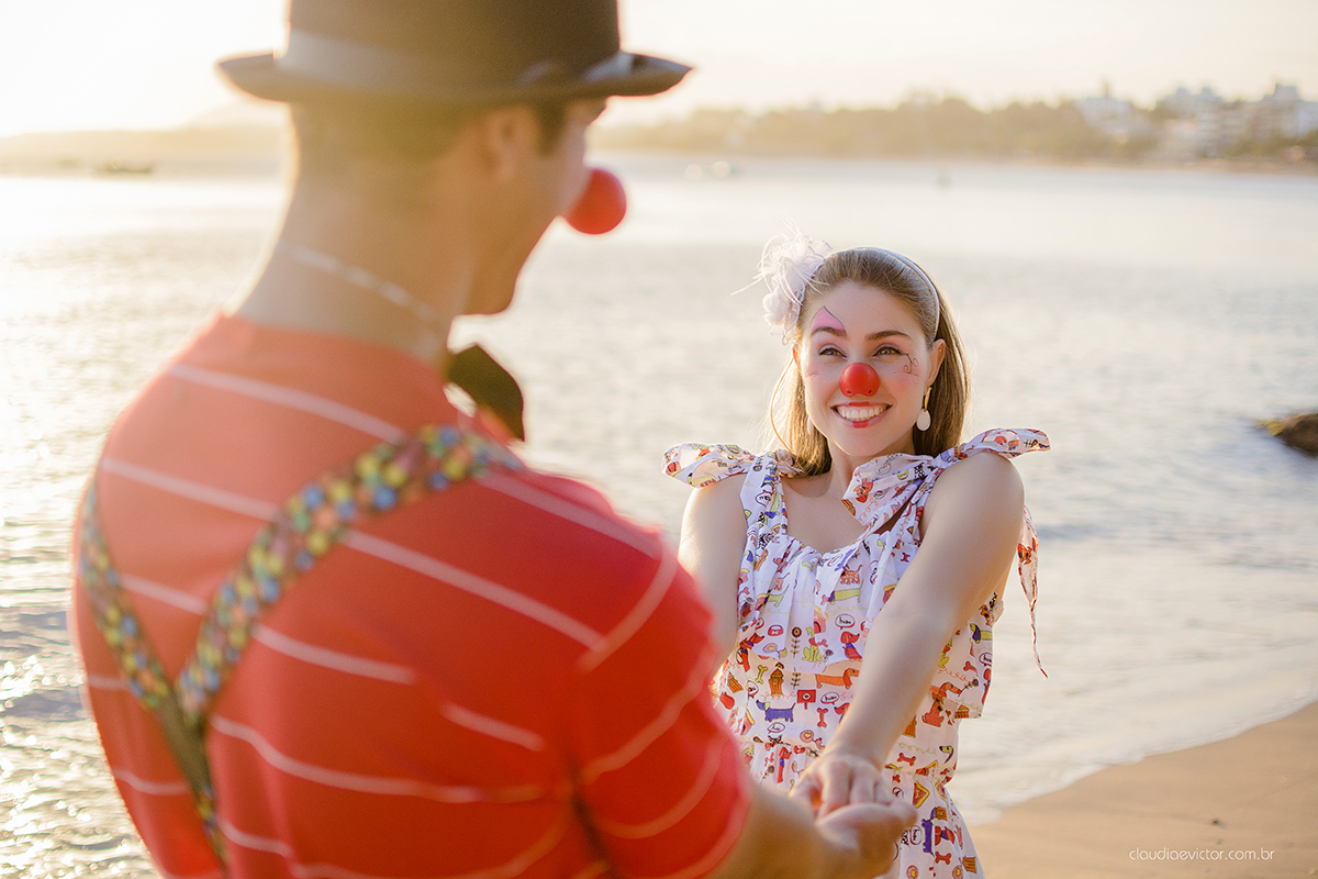 Ensaio casal pré casamento divertido com roupas de palhaço e circo fotógrafos de casamento Vila Velha fotógrafos de casamento Vitória fotógrafos de casamento Serra Espírito Santo ES