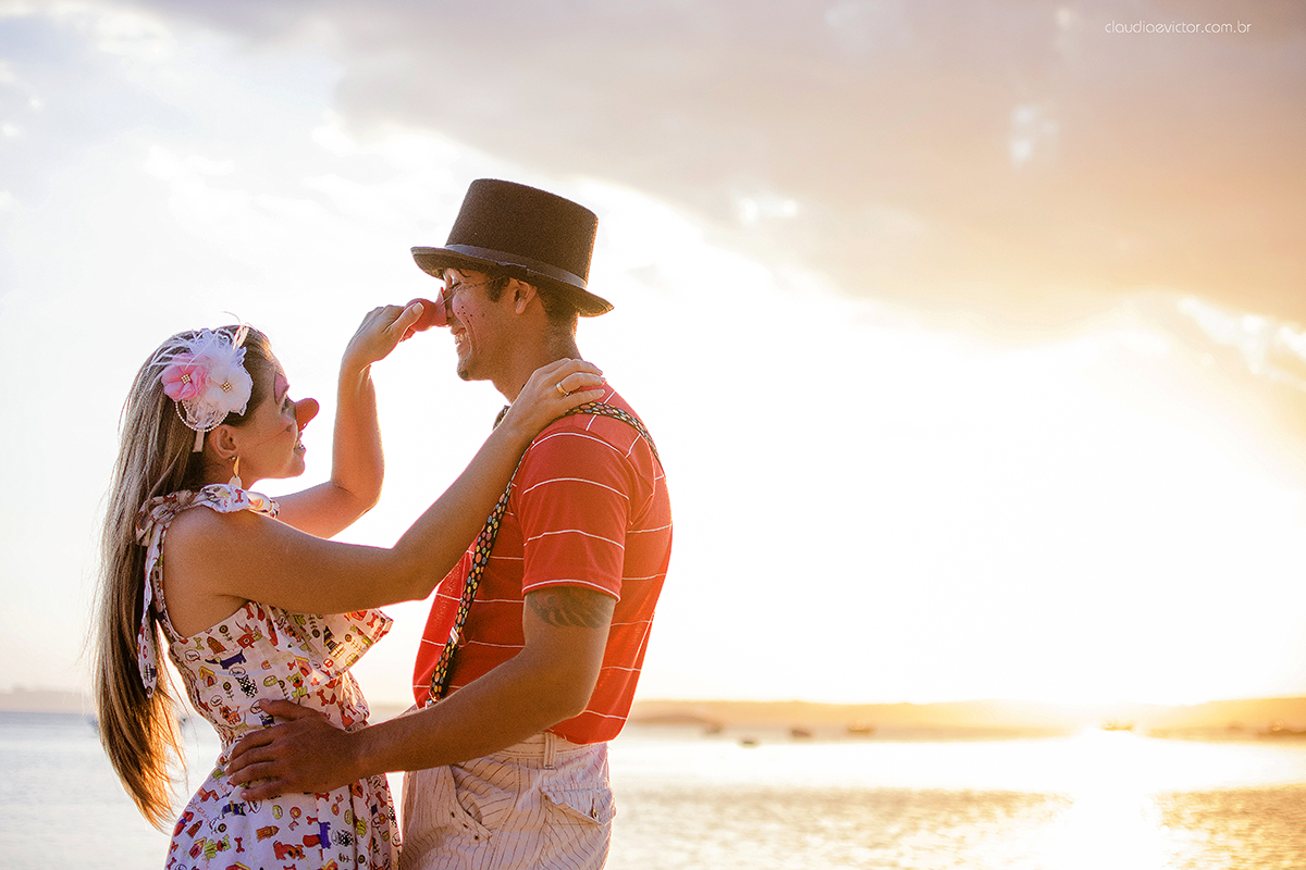 Ensaio casal pré casamento divertido com roupas de palhaço e circo fotógrafos de casamento Vila Velha fotógrafos de casamento Vitória fotógrafos de casamento Serra Espírito Santo ES