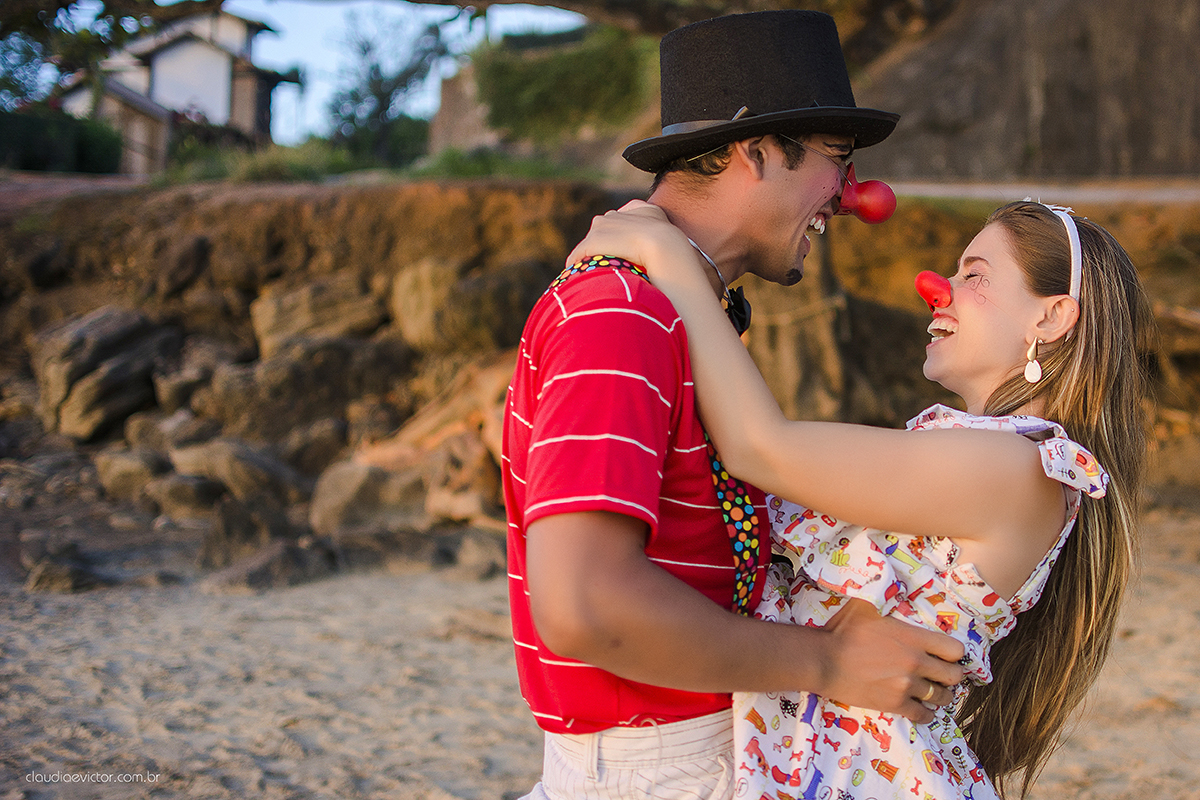 Ensaio casal pré casamento divertido com roupas de palhaço e circo fotógrafos de casamento Vila Velha fotógrafos de casamento Vitória fotógrafos de casamento Serra Espírito Santo ES