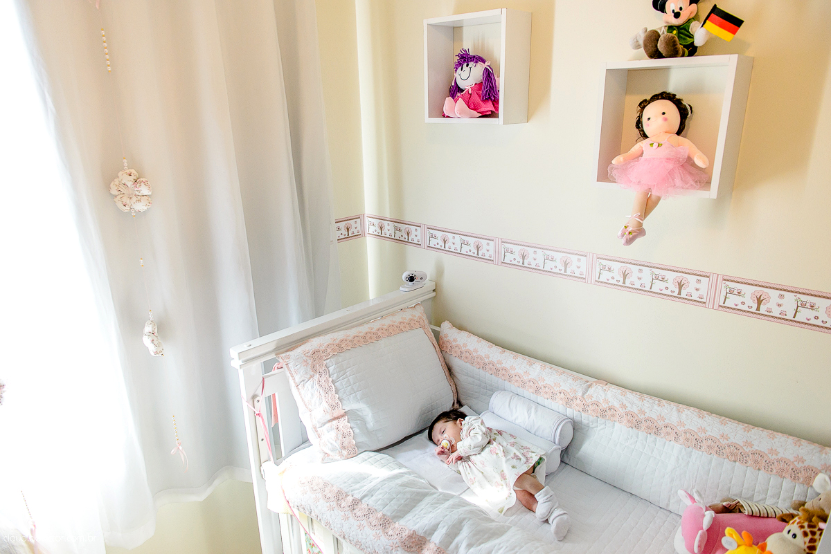 Ensaio fotográfico de newborn realizado em vitoria, espirito santo. Book infantil lifestyle por fotógrafos de casamento em Vila Velha fotógrafos de casamento em Vitória fotógrafos de casamento em Serra com bebe, familia feliz e cachorro