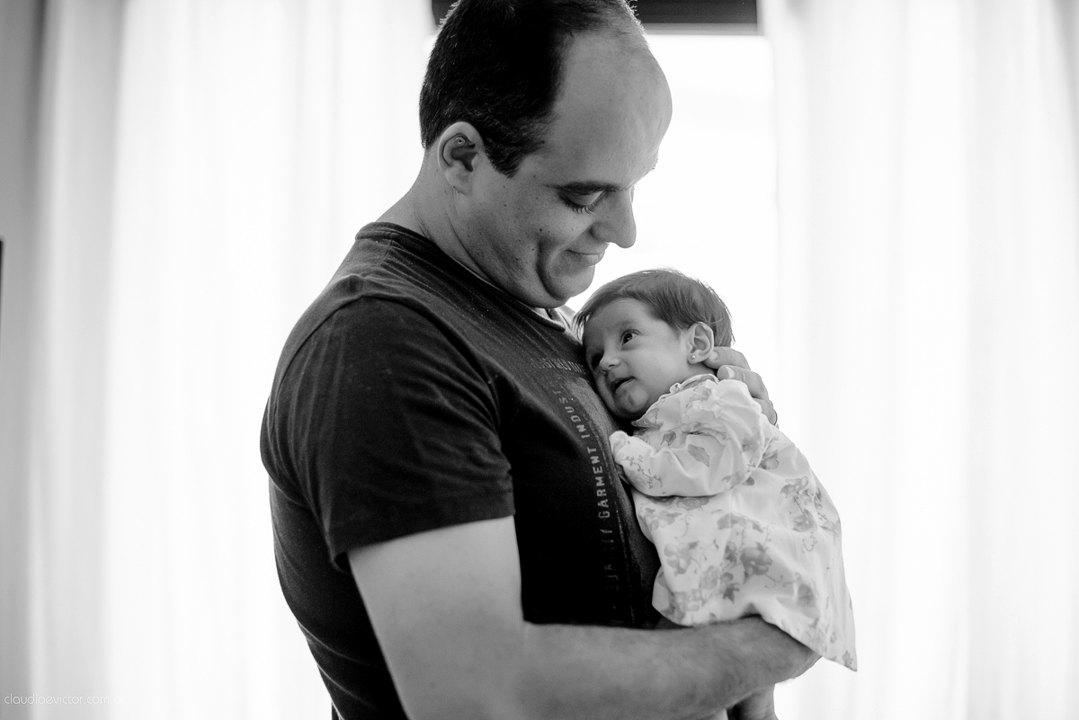 Ensaio fotográfico de newborn realizado em vitoria, espirito santo. Book infantil lifestyle por fotógrafos de casamento em Vila Velha fotógrafos de casamento em Vitória fotógrafos de casamento em Serra com bebe, familia feliz e cachorro