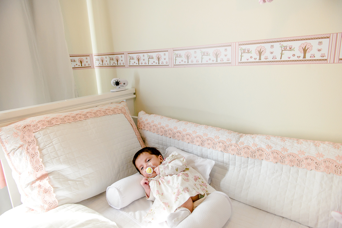 Ensaio fotográfico de newborn realizado em vitoria, espirito santo. Book infantil lifestyle por fotógrafos de casamento em Vila Velha fotógrafos de casamento em Vitória fotógrafos de casamento em Serra com bebe, familia feliz e cachorro