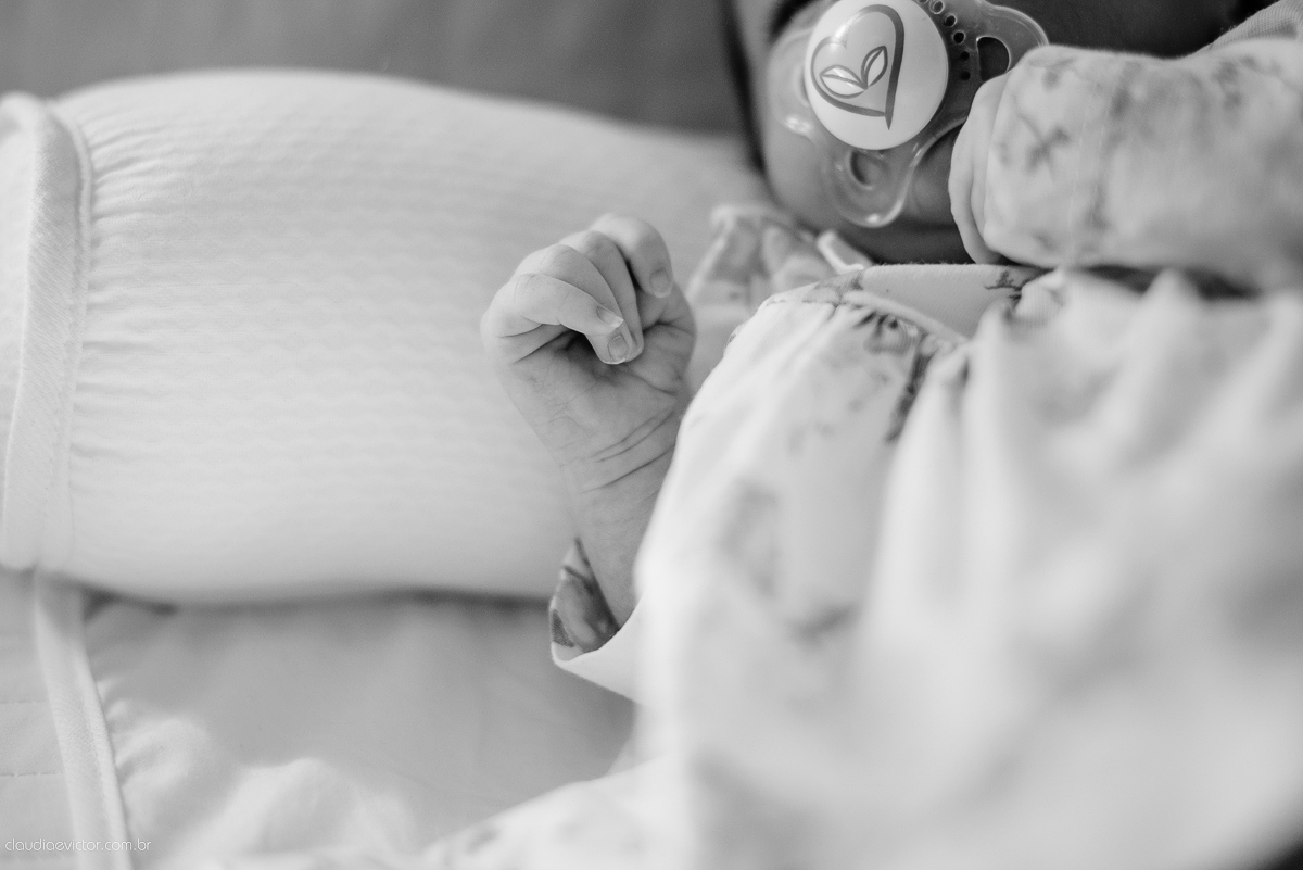 Ensaio fotográfico de newborn realizado em vitoria, espirito santo. Book infantil lifestyle por fotógrafos de casamento em Vila Velha fotógrafos de casamento em Vitória fotógrafos de casamento em Serra com bebe, familia feliz e cachorro