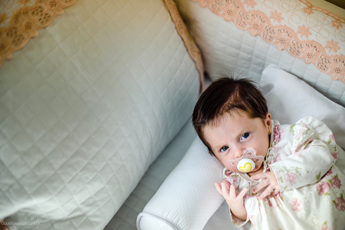Ensaio fotográfico de newborn realizado em vitoria, espirito santo. Book infantil lifestyle por fotógrafos de casamento em Vila Velha fotógrafos de casamento em Vitória fotógrafos de casamento em Serra com bebe, familia feliz e cachorro