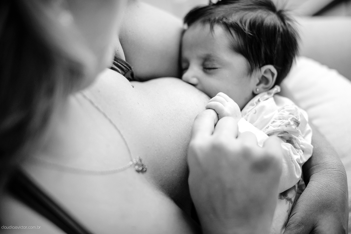Ensaio fotográfico de newborn realizado em vitoria, espirito santo. Book infantil lifestyle por fotógrafos de casamento em Vila Velha fotógrafos de casamento em Vitória fotógrafos de casamento em Serra com bebe, familia feliz e cachorro