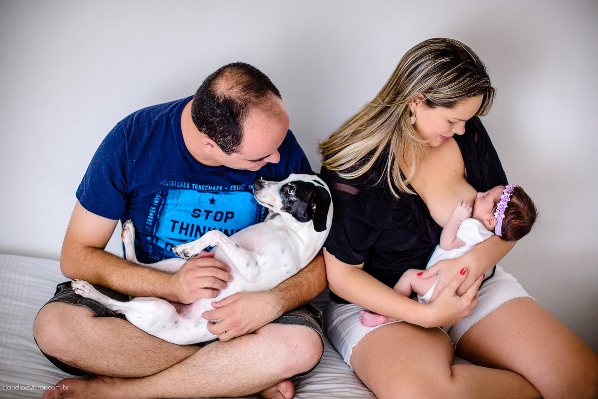 Ensaio fotográfico de newborn realizado em vitoria, espirito santo. Book infantil lifestyle por fotógrafos de casamento em Vila Velha fotógrafos de casamento em Vitória fotógrafos de casamento em Serra com bebe, familia feliz e cachorro