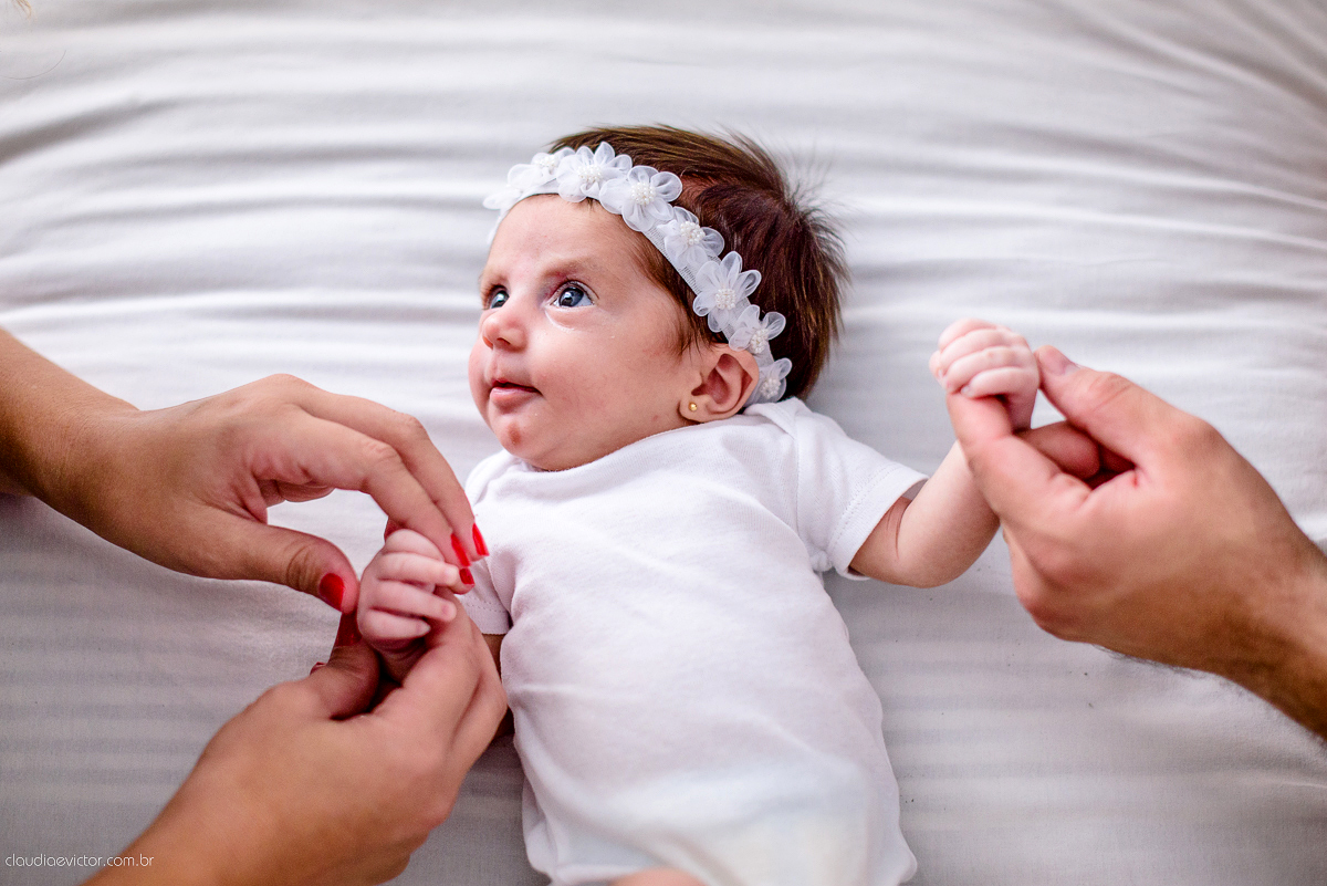 Ensaio fotográfico de newborn realizado em vitoria, espirito santo. Book infantil lifestyle por fotógrafos de casamento em Vila Velha fotógrafos de casamento em Vitória fotógrafos de casamento em Serra com bebe, familia feliz e cachorro