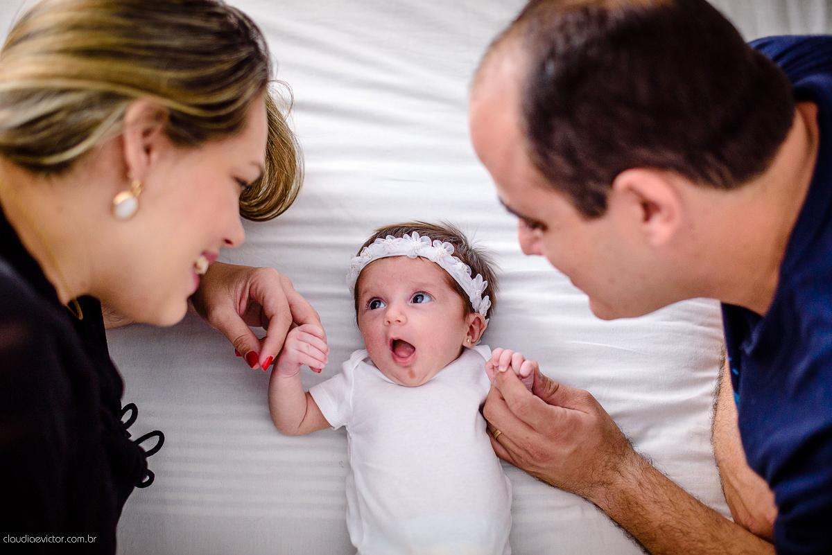 Ensaio fotográfico de newborn realizado em vitoria, espirito santo. Book infantil lifestyle por fotógrafos de casamento em Vila Velha fotógrafos de casamento em Vitória fotógrafos de casamento em Serra com bebe, familia feliz e cachorro