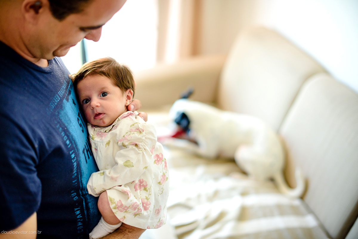 Ensaio fotográfico de newborn realizado em vitoria, espirito santo. Book infantil lifestyle por fotógrafos de casamento em Vila Velha fotógrafos de casamento em Vitória fotógrafos de casamento em Serra com bebe, familia feliz e cachorro