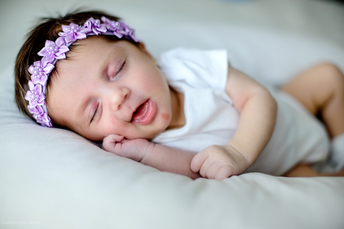Ensaio fotográfico de newborn realizado em vitoria, espirito santo. Book infantil lifestyle por fotógrafos de casamento em Vila Velha fotógrafos de casamento em Vitória fotógrafos de casamento em Serra com bebe, familia feliz e cachorro