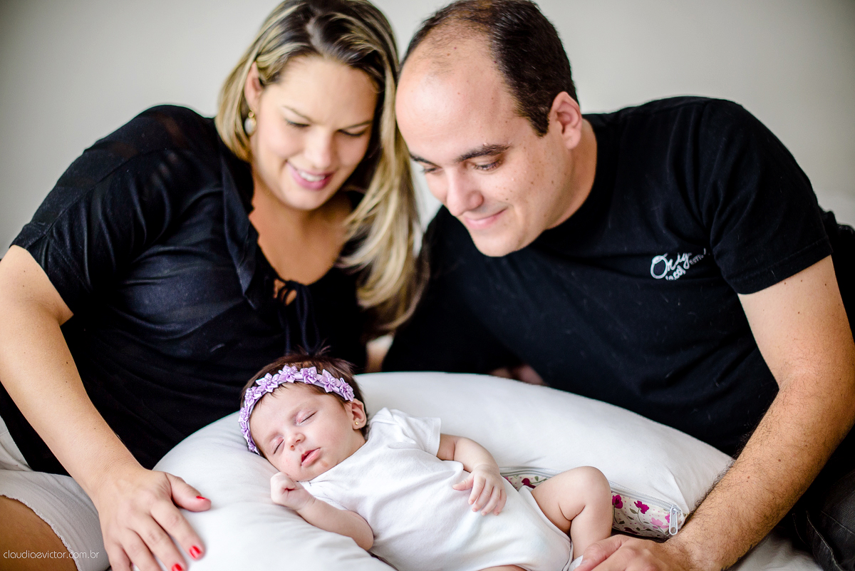 Ensaio fotográfico de newborn realizado em vitoria, espirito santo. Book infantil lifestyle por fotógrafos de casamento em Vila Velha fotógrafos de casamento em Vitória fotógrafos de casamento em Serra com bebe, familia feliz e cachorro