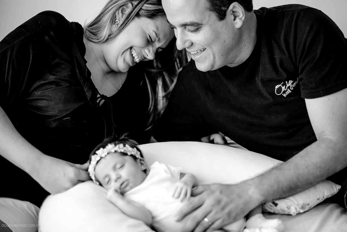 Ensaio fotográfico de newborn realizado em vitoria, espirito santo. Book infantil lifestyle por fotógrafos de casamento em Vila Velha fotógrafos de casamento em Vitória fotógrafos de casamento em Serra com bebe, familia feliz e cachorro