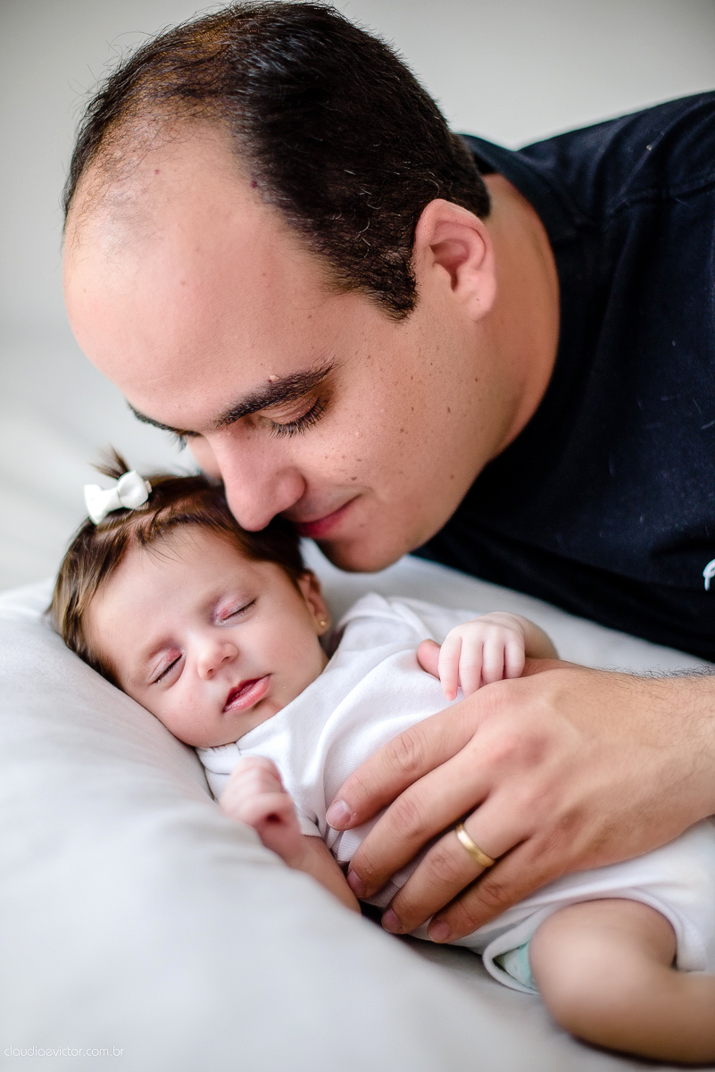Ensaio fotográfico de newborn realizado em vitoria, espirito santo. Book infantil lifestyle por fotógrafos de casamento em Vila Velha fotógrafos de casamento em Vitória fotógrafos de casamento em Serra com bebe, familia feliz e cachorro