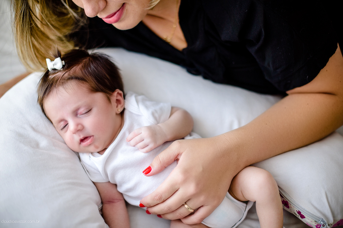 Ensaio fotográfico de newborn realizado em vitoria, espirito santo. Book infantil lifestyle por fotógrafos de casamento em Vila Velha fotógrafos de casamento em Vitória fotógrafos de casamento em Serra com bebe, familia feliz e cachorro