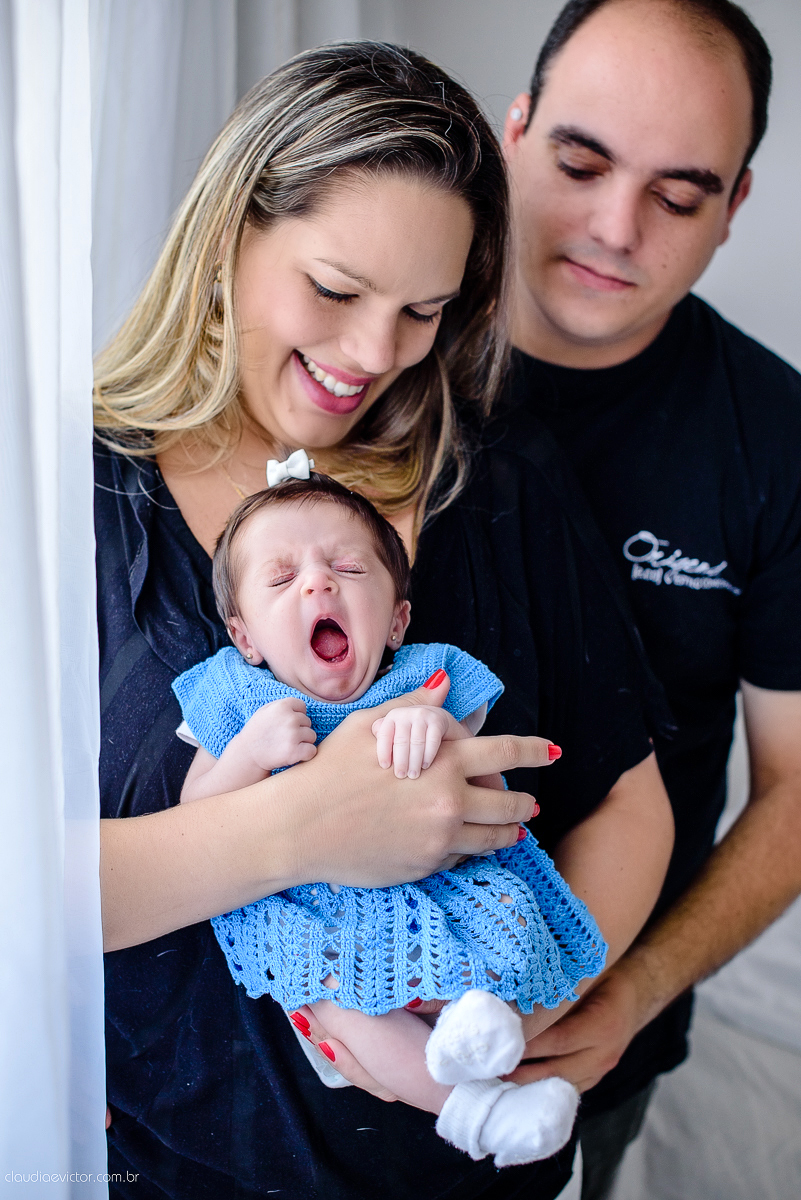 Ensaio fotográfico de newborn realizado em vitoria, espirito santo. Book infantil lifestyle por fotógrafos de casamento em Vila Velha fotógrafos de casamento em Vitória fotógrafos de casamento em Serra com bebe, familia feliz e cachorro