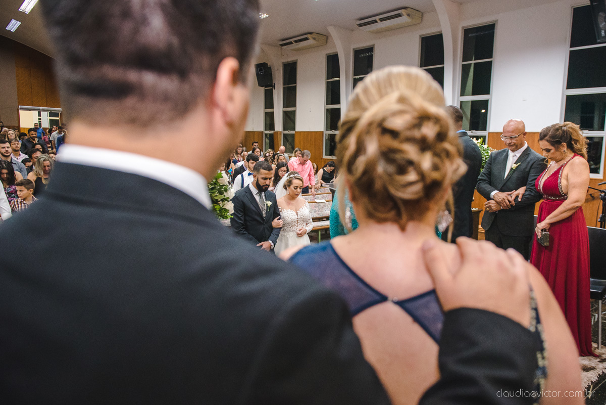Lindo casamento realizado por fotógrafos de casamento vila velha fotógrafos de casamento vitória 
 igreja batista de laranjeiras serra espirito santo es com noivo noiva fusca making of e vestido de noiva e ensaio externo no parque de diversões e carrossel
