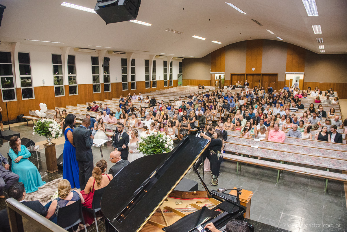 Lindo casamento realizado por fotógrafos de casamento vila velha fotógrafos de casamento vitória 
 igreja batista de laranjeiras serra espirito santo es com noivo noiva fusca making of e vestido de noiva e ensaio externo no parque de diversões e carrossel