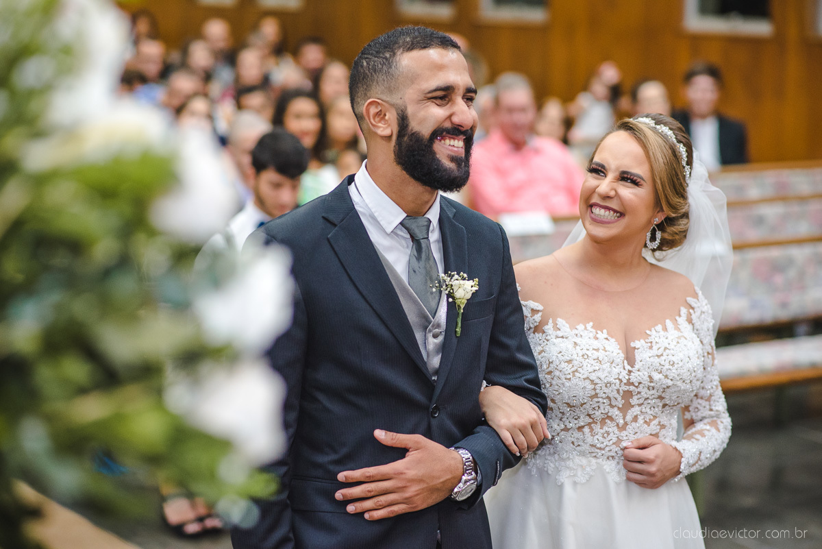 Lindo casamento realizado por fotógrafos de casamento vila velha fotógrafos de casamento vitória 
 igreja batista de laranjeiras serra espirito santo es com noivo noiva fusca making of e vestido de noiva e ensaio externo no parque de diversões e carrossel