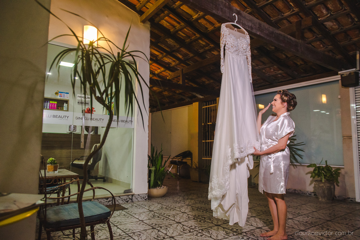 Lindo casamento realizado por fotógrafos de casamento vila velha fotógrafos de casamento vitória 
 igreja batista de laranjeiras serra espirito santo es com noivo noiva fusca making of e vestido de noiva e ensaio externo no parque de diversões e carrossel