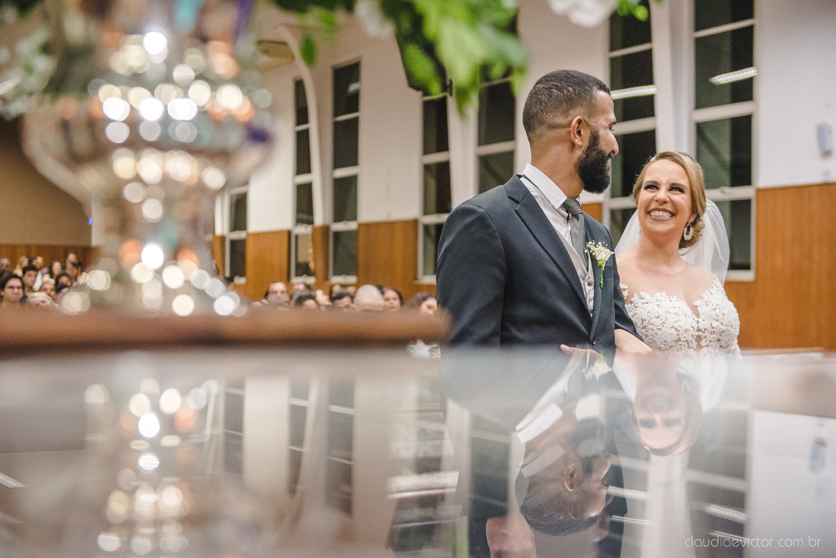 Lindo casamento realizado por fotógrafos de casamento vila velha fotógrafos de casamento vitória 
 igreja batista de laranjeiras serra espirito santo es com noivo noiva fusca making of e vestido de noiva e ensaio externo no parque de diversões e carrossel