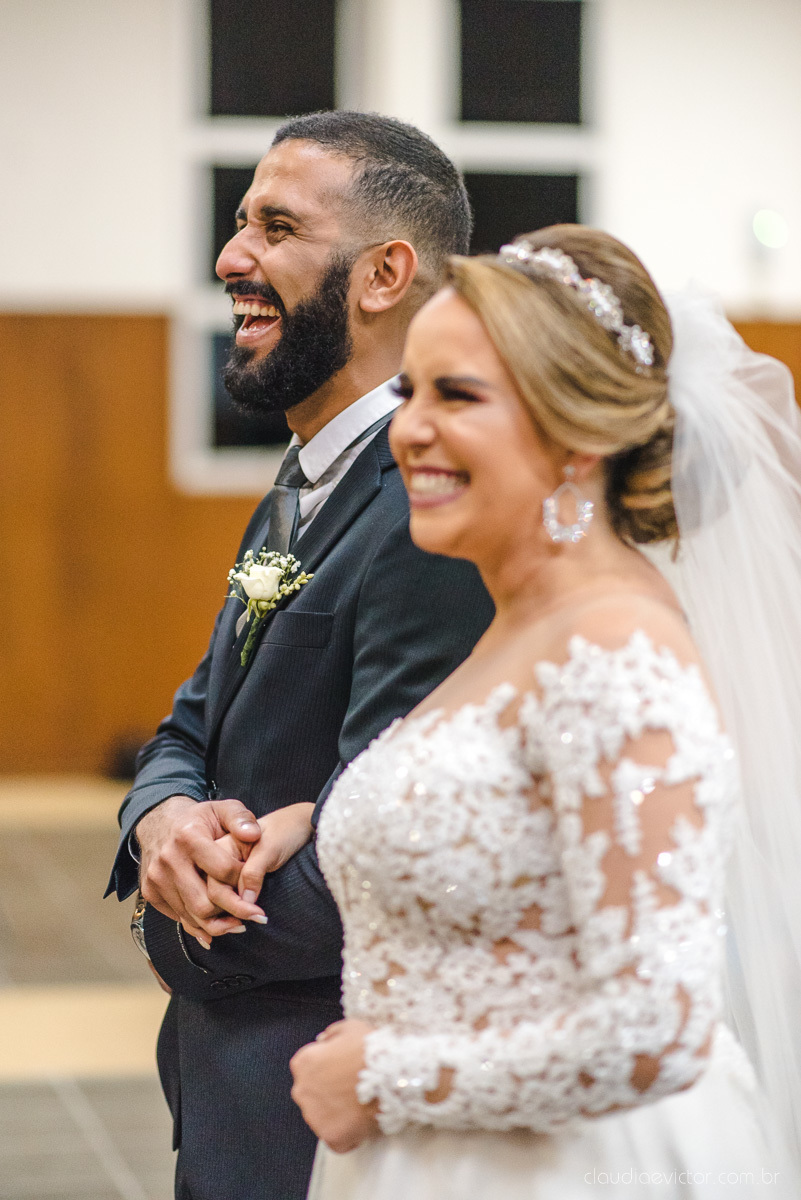 Lindo casamento realizado por fotógrafos de casamento vila velha fotógrafos de casamento vitória 
 igreja batista de laranjeiras serra espirito santo es com noivo noiva fusca making of e vestido de noiva e ensaio externo no parque de diversões e carrossel