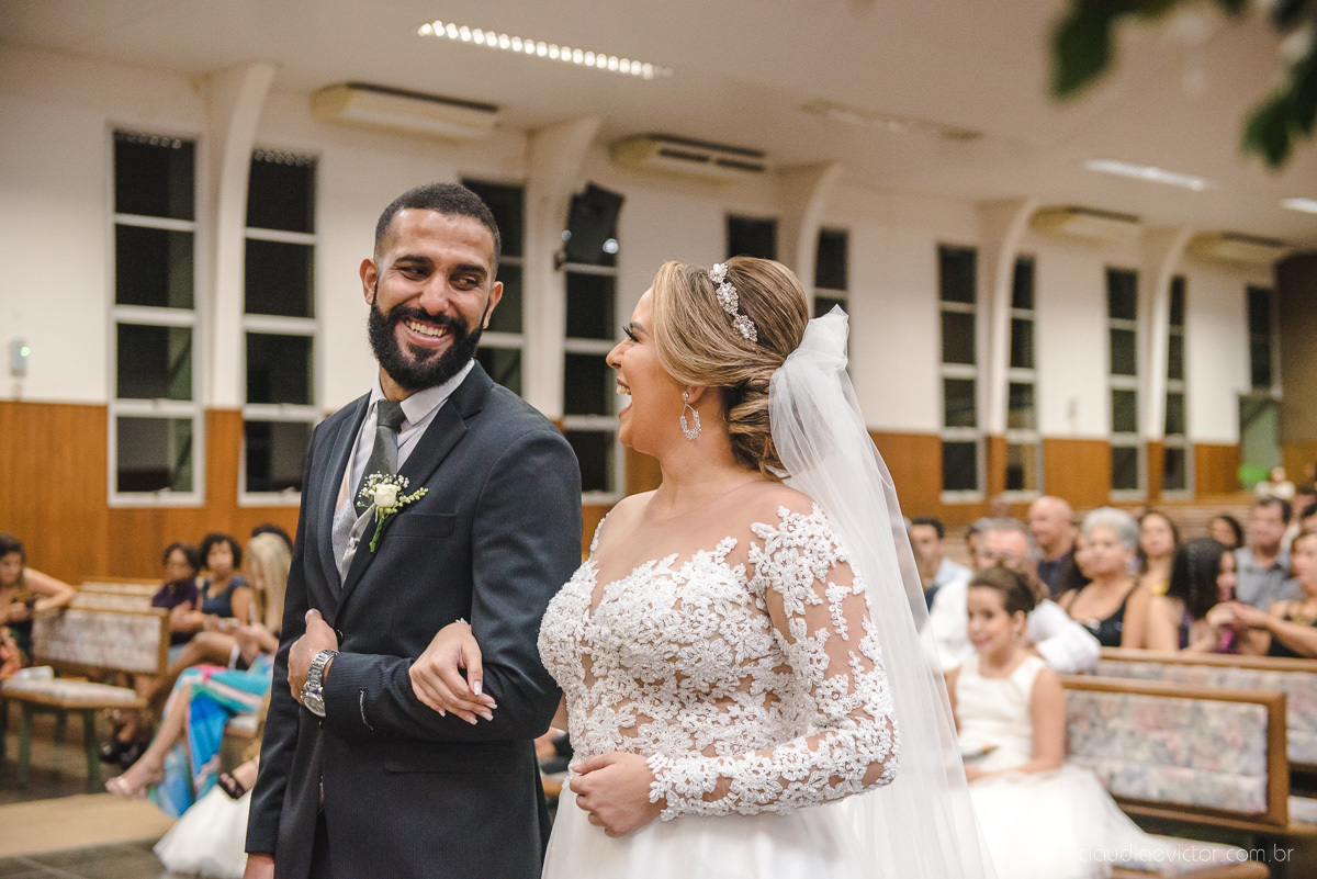 Lindo casamento realizado por fotógrafos de casamento vila velha fotógrafos de casamento vitória 
 igreja batista de laranjeiras serra espirito santo es com noivo noiva fusca making of e vestido de noiva e ensaio externo no parque de diversões e carrossel