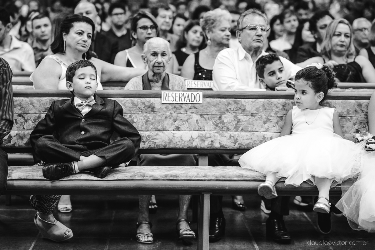 Lindo casamento realizado por fotógrafos de casamento vila velha fotógrafos de casamento vitória 
 igreja batista de laranjeiras serra espirito santo es com noivo noiva fusca making of e vestido de noiva e ensaio externo no parque de diversões e carrossel
