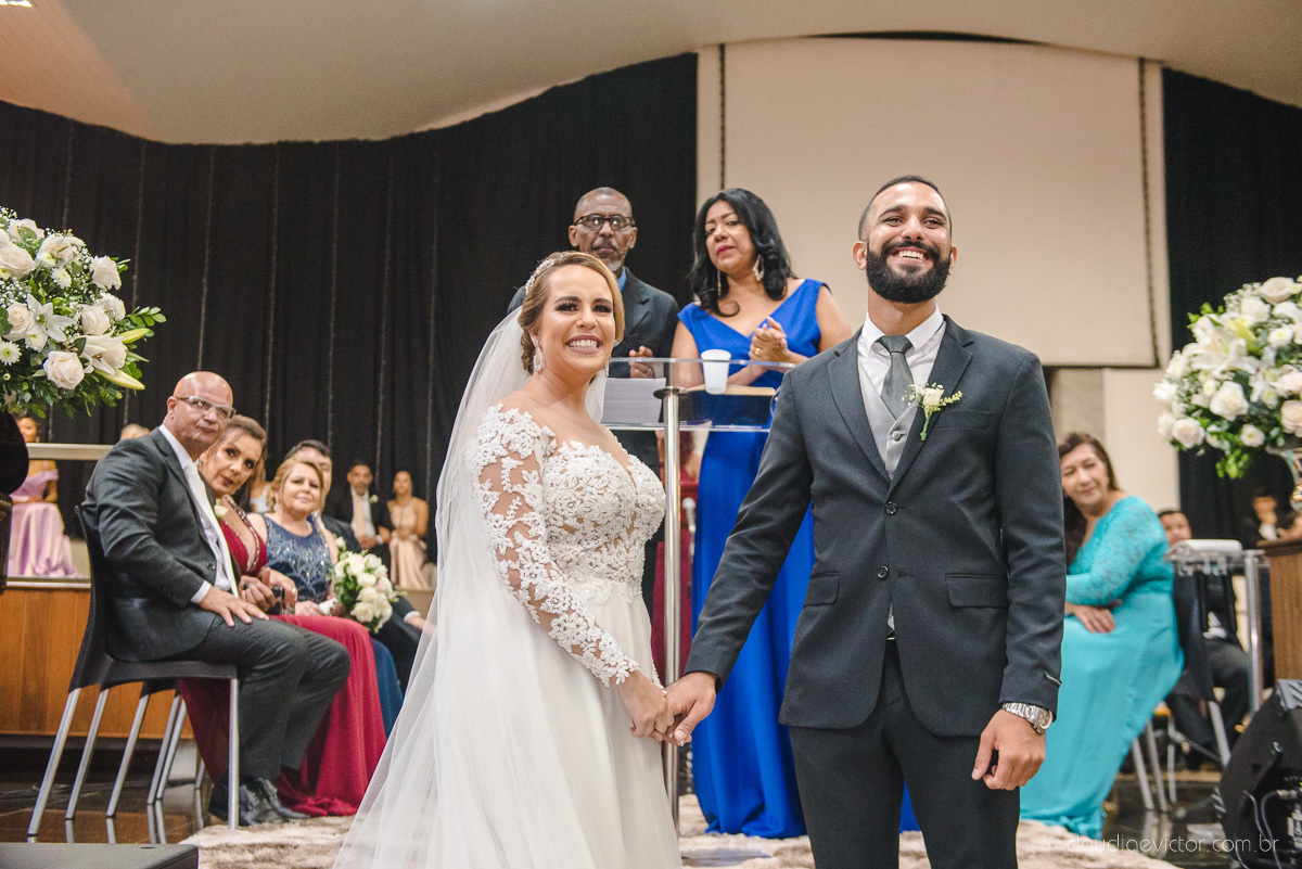 Lindo casamento realizado por fotógrafos de casamento vila velha fotógrafos de casamento vitória 
 igreja batista de laranjeiras serra espirito santo es com noivo noiva fusca making of e vestido de noiva e ensaio externo no parque de diversões e carrossel