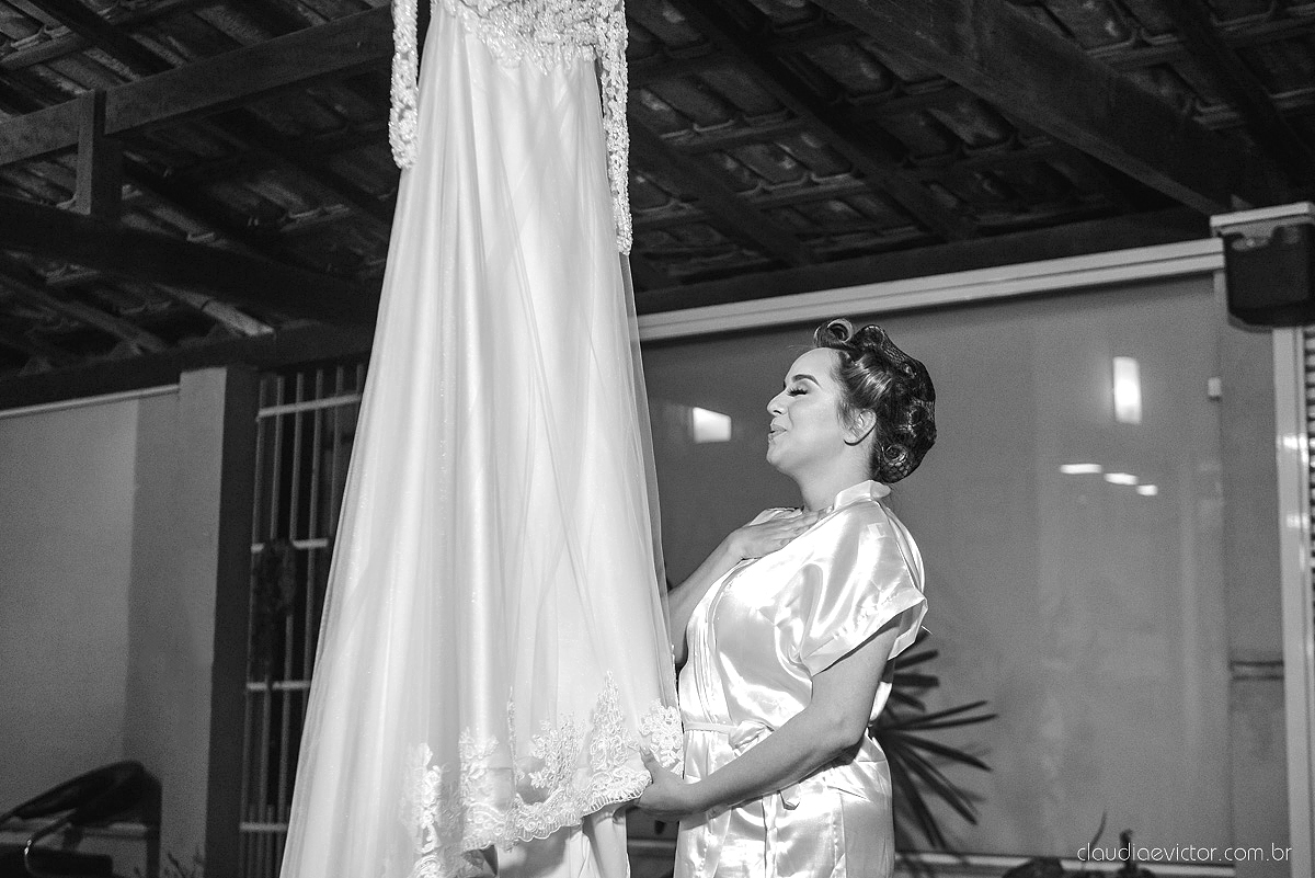 Lindo casamento realizado por fotógrafos de casamento vila velha fotógrafos de casamento vitória 
 igreja batista de laranjeiras serra espirito santo es com noivo noiva fusca making of e vestido de noiva e ensaio externo no parque de diversões e carrossel