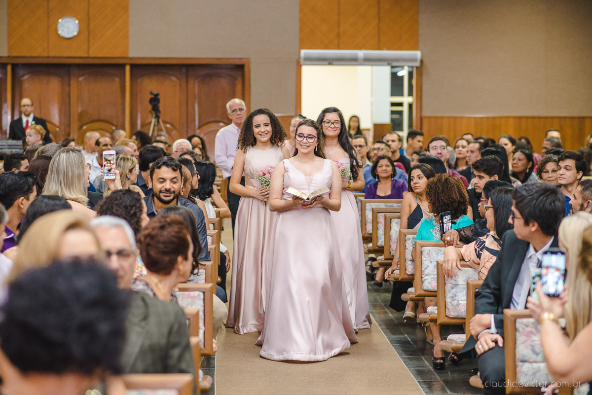 Lindo casamento realizado por fotógrafos de casamento vila velha fotógrafos de casamento vitória 
 igreja batista de laranjeiras serra espirito santo es com noivo noiva fusca making of e vestido de noiva e ensaio externo no parque de diversões e carrossel