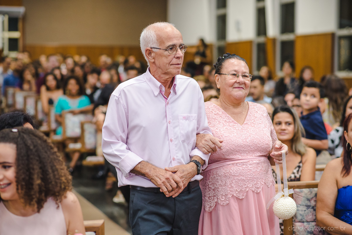 Lindo casamento realizado por fotógrafos de casamento vila velha fotógrafos de casamento vitória 
 igreja batista de laranjeiras serra espirito santo es com noivo noiva fusca making of e vestido de noiva e ensaio externo no parque de diversões e carrossel