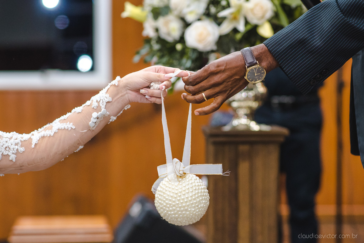 Lindo casamento realizado por fotógrafos de casamento vila velha fotógrafos de casamento vitória 
 igreja batista de laranjeiras serra espirito santo es com noivo noiva fusca making of e vestido de noiva e ensaio externo no parque de diversões e carrossel