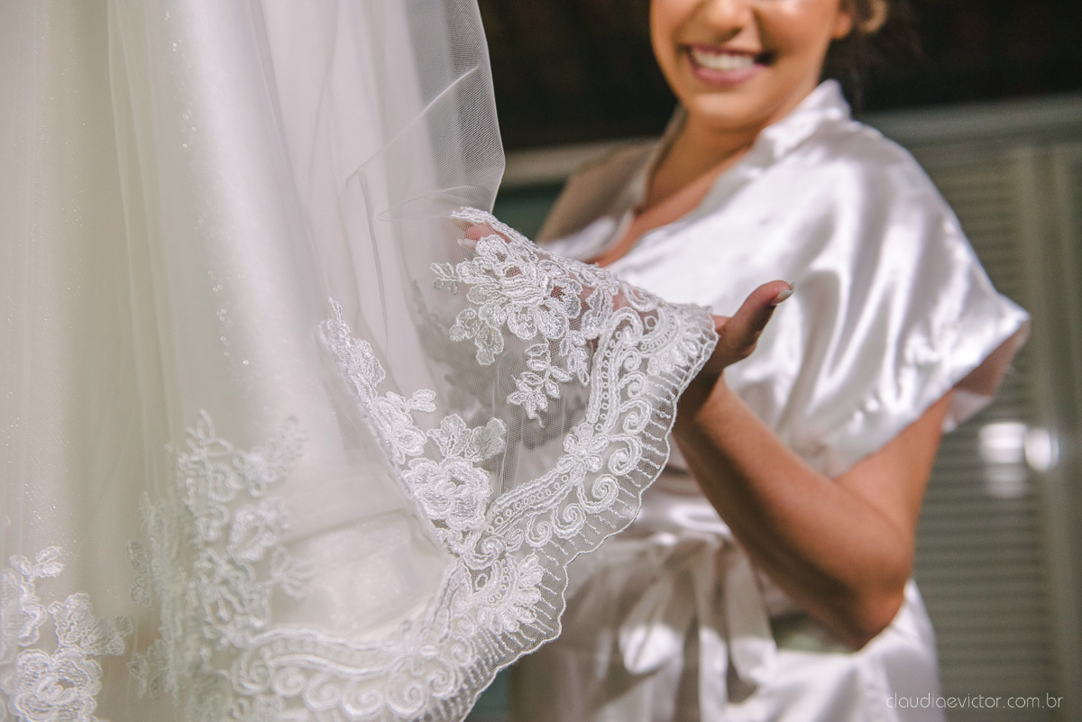 Lindo casamento realizado por fotógrafos de casamento vila velha fotógrafos de casamento vitória 
 igreja batista de laranjeiras serra espirito santo es com noivo noiva fusca making of e vestido de noiva e ensaio externo no parque de diversões e carrossel