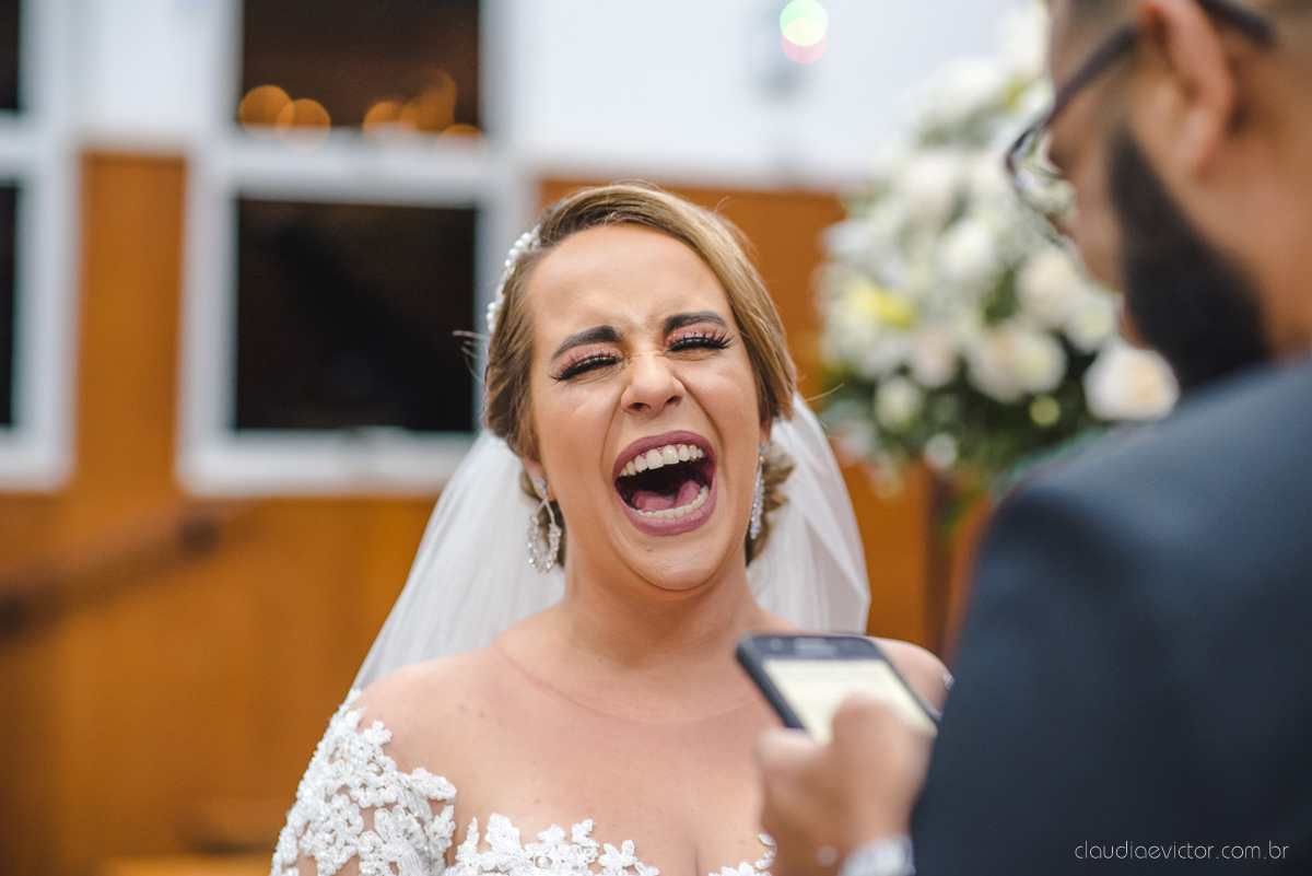 Lindo casamento realizado por fotógrafos de casamento vila velha fotógrafos de casamento vitória 
 igreja batista de laranjeiras serra espirito santo es com noivo noiva fusca making of e vestido de noiva e ensaio externo no parque de diversões e carrossel