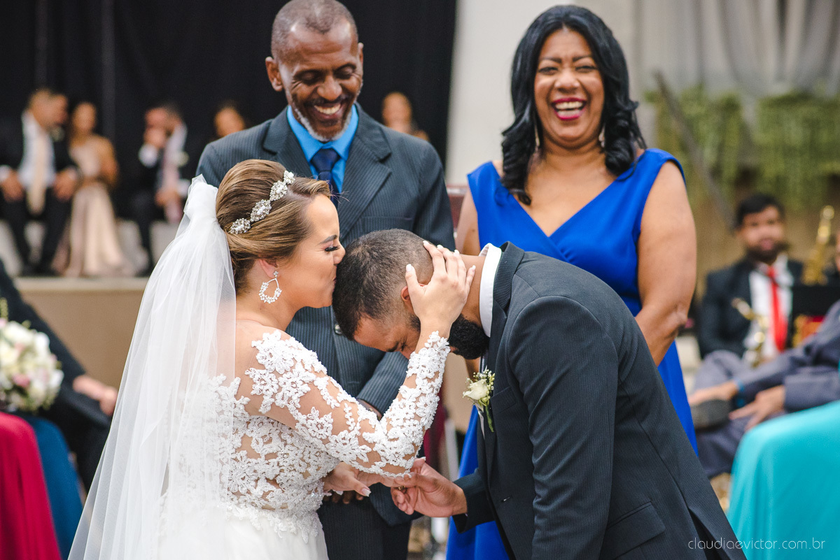 Lindo casamento realizado por fotógrafos de casamento vila velha fotógrafos de casamento vitória 
 igreja batista de laranjeiras serra espirito santo es com noivo noiva fusca making of e vestido de noiva e ensaio externo no parque de diversões e carrossel