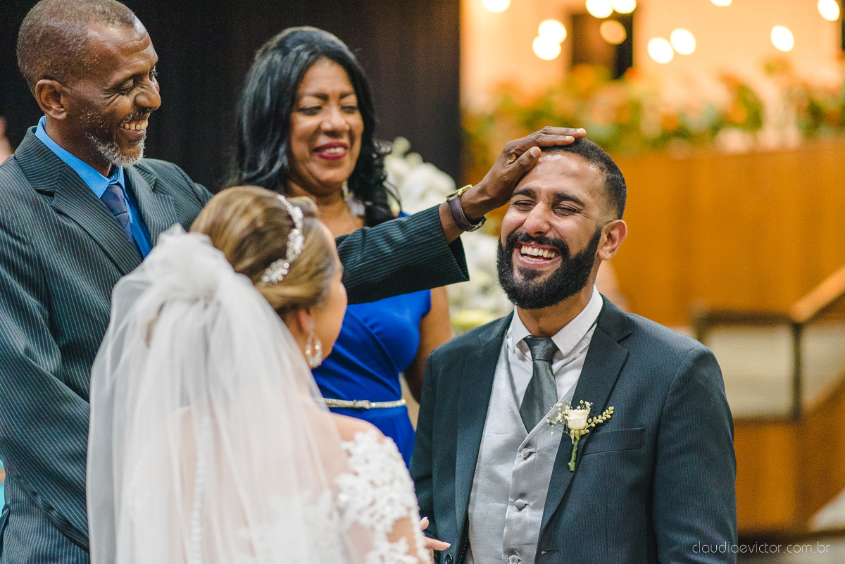 Lindo casamento realizado por fotógrafos de casamento vila velha fotógrafos de casamento vitória 
 igreja batista de laranjeiras serra espirito santo es com noivo noiva fusca making of e vestido de noiva e ensaio externo no parque de diversões e carrossel