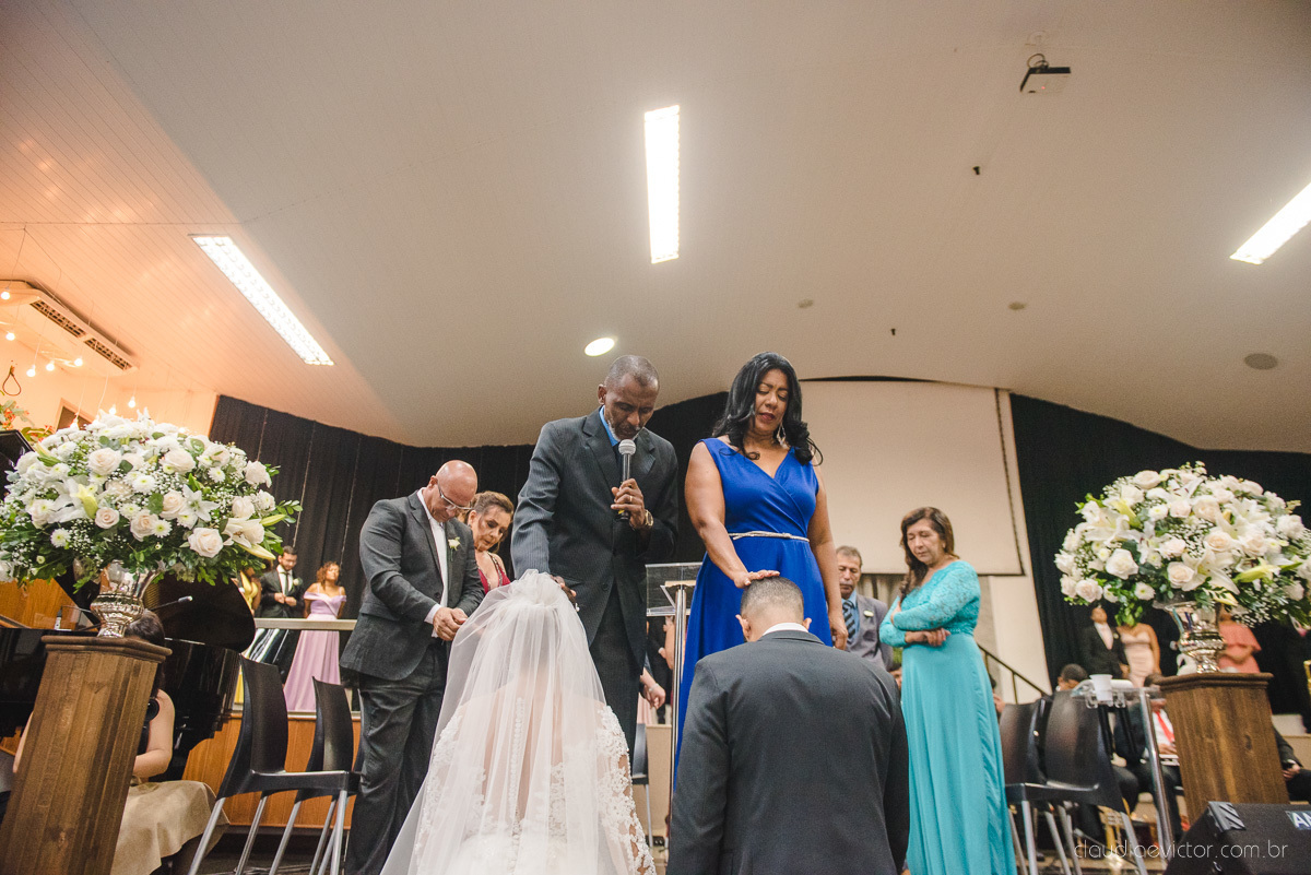 Lindo casamento realizado por fotógrafos de casamento vila velha fotógrafos de casamento vitória 
 igreja batista de laranjeiras serra espirito santo es com noivo noiva fusca making of e vestido de noiva e ensaio externo no parque de diversões e carrossel