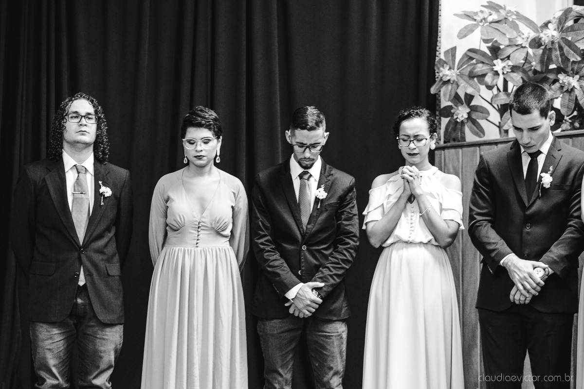 Lindo casamento realizado por fotógrafos de casamento vila velha fotógrafos de casamento vitória 
 igreja batista de laranjeiras serra espirito santo es com noivo noiva fusca making of e vestido de noiva e ensaio externo no parque de diversões e carrossel