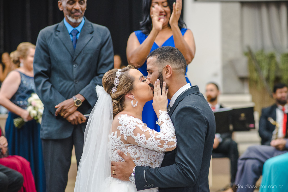 Lindo casamento realizado por fotógrafos de casamento vila velha fotógrafos de casamento vitória 
 igreja batista de laranjeiras serra espirito santo es com noivo noiva fusca making of e vestido de noiva e ensaio externo no parque de diversões e carrossel