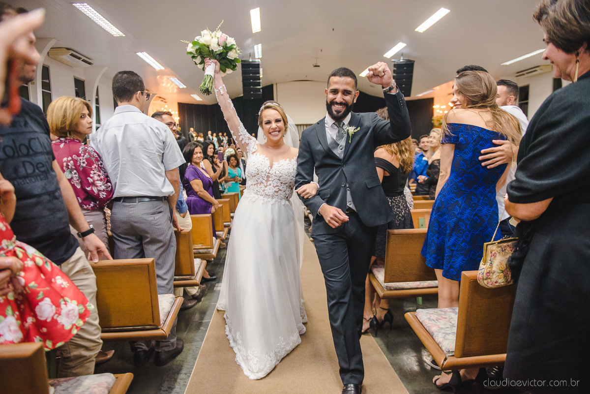 Lindo casamento realizado por fotógrafos de casamento vila velha fotógrafos de casamento vitória 
 igreja batista de laranjeiras serra espirito santo es com noivo noiva fusca making of e vestido de noiva e ensaio externo no parque de diversões e carrossel